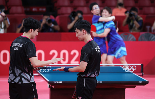 6일 일본 도쿄체육관에서 열린 도쿄올림픽 탁구 남자 단체전 한국과 일본의 동메달 결정전. 첫번째 복식 게임에 출전한 이상수와 정영식이 일본 미즈타니 준, 니와 코기와 경기를 펼치며 실점 후 아쉬워 하고 있다. 연합뉴스