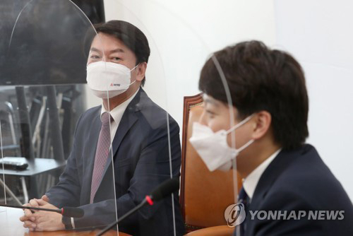 김동연 전 경제부총리가 3일 오후 충남 논산의 돈암서원을 찾아 제를 올린 뒤 김선의 원장 등 서원 관계자들과 이야기를 나누고 있다. 연합뉴스