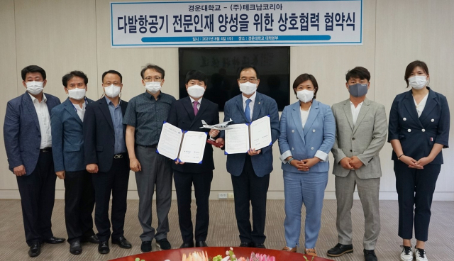 한성욱(왼쪽 여섯 번째) 경운대 총장, 이정현(가운데) ㈜테크남코리아 대표 등 관계자들이 다발 항공기 전문인재 양성을 위한 상호협력 협약을 체결, 기념촬영하고 있다. 경운대 제공