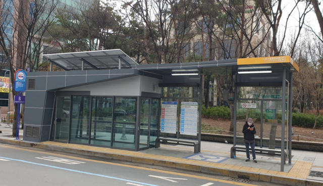 2.28기념중앙공원 앞 지붕형 버스승강장.