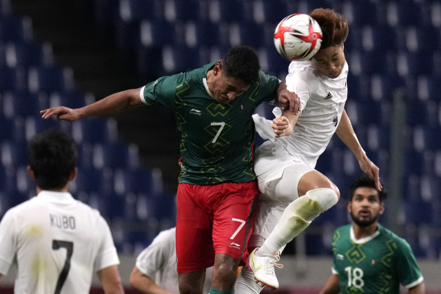 6일 일본 사이타마 스타디움에서 열린 2020 도쿄올림픽 남자축구 동메달 결정전에서 일본과 멕시코가 맞붙고 있다. AP연합뉴스