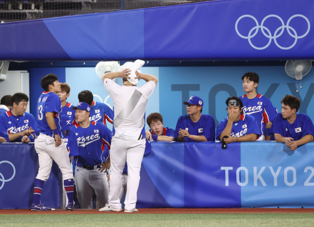 5일 일본 요코하마 스타디움에서 열린 도쿄올림픽 야구 패자 준결승 한국과 미국의 경기. 2-7로 패해 결승 진출이 좌절된 대표팀이 아쉬워하고 있다. 연합뉴스