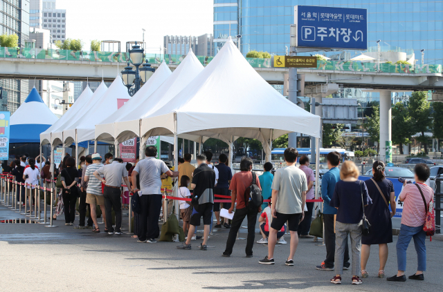 7일 서울 중구 서울역 임시 선별검사소에서 시민들이 검사를 기다리며 길게 줄을 서 있다. 연합뉴스