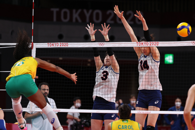 6일 일본 아리아케 아레나에서 열린 도쿄올림픽 여자 배구 한국과 브라질의 준결승전. 한국의 염혜선(왼쪽)과 양효진이 브라질 페르난다 로드리게스의 공격을 방어하려 하고 있다. 연합뉴스