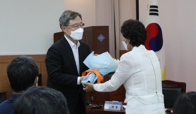 국민의힘 최재형 대선 예비후보가 7일 오후 경북 경주시 양남면 나아리 마을회관에서 열린 월성원전 주민간담회에 참석, 꽃다발을 받고 있다. 연합뉴스