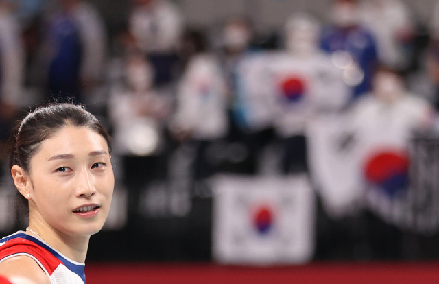 8일 일본 도쿄 아리아케 아레나에서 열린 도쿄올림픽 여자배구 세르비아와의 동메달 결정전. 0-3으로 패한 한국 김연경이 선수들을 격려하고 있다. 연합뉴스