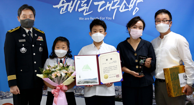 제19회 대구시 119소방동요 경연대회에서 초등부 대상을 수상한 대구계성초등학교 황선겸 가족팀.대구소방본부 제공