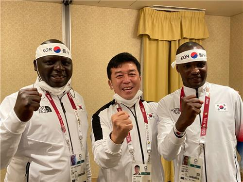 지난 6일 한국 육상 마라톤 대표팀이 결전지 삿포로에서 출정식을 열었다. 왼쪽부터 무타이 코치, 김재룡 감독, 오주한. 연합뉴스