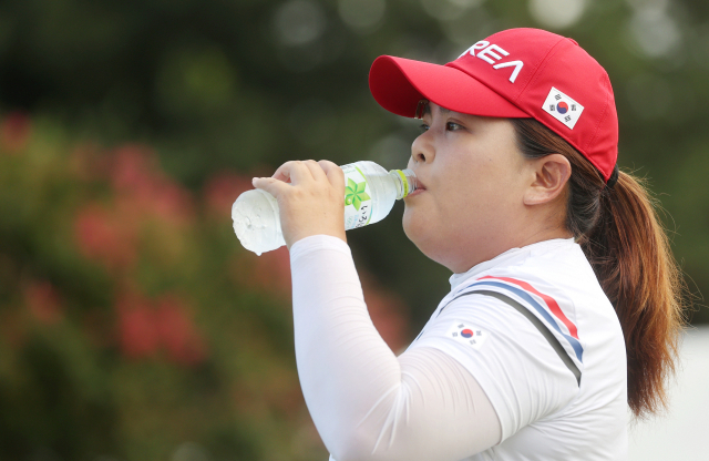 박인비가 7일 일본 사이타마현 가와고에시의 가스미가세키 컨트리클럽에서 열린 도쿄올림픽 여자골프 4라운드에서 물을 마시고 있다. 연합뉴스