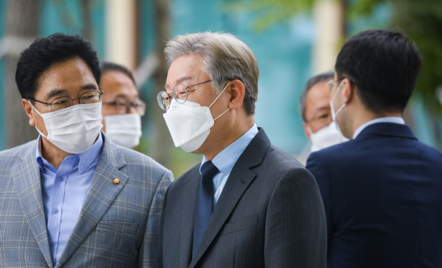 더불어민주당 대선 예비후보인 이재명 경기도지사가 8일 오전 서울 여의도 국회 소통관에서 네거티브 중단 선언을 한 뒤 우원식 선대위원장과 대화하고 있다. 연합뉴스