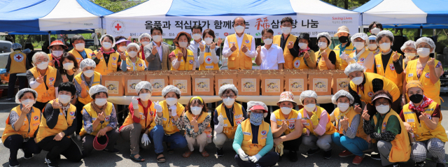 ㈜올품과 적십자가 함께하는 삼계탕 나눔 행사 참가자들이 한자리에 모여 기념촬영을 하고 있다. 경북적십자사 제공