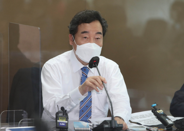 더불어민주당 대권주자인 이낙연 전 대표가 6일 오후 대구 달서구 한국노총 대구본부에서 노동정책 간담회를 하고 있다. 연합뉴스