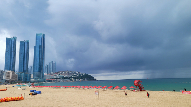 일요일인 8일 부산 해운대해수욕장이 한산한 모습을 보이고 있다. 해운대 앞바다에는 일본을 향해 북상 중인 제9호 태풍 