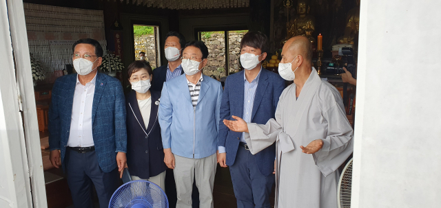 국민의힘 이준석 대표가 9일부터 시작되는 여름휴가에 앞서 안동을 찾았다. 이날 이 대표는 봉정사와 구시장 찜닭골목, 월영교 등 안동지역을 둘러보며 주민들의 목소리를 듣고 이준석의 공감 토크콘서트
