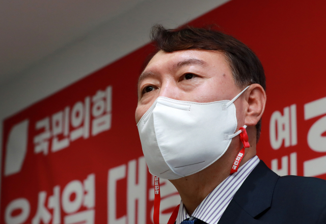 국민의힘 윤석열 대선 예비후보가 3일 오후 서울 은평구 은평갑 당원협의회를 방문해 인사말을 하고 있다. 연합뉴스