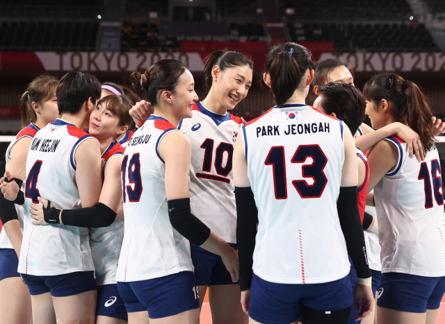 8일 일본 도쿄 아리아케 아레나에서 열린 도쿄올림픽 여자배구 세르비아와의 동메달 결정전이 한국의 패배로 끝났다. 경기를 마친 한국 김연경이 선수들을 위로하고 있다. @yna.co.kr 연합뉴스