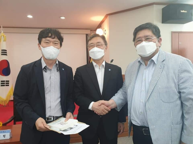 국민의힘 최재형 대선 예비후보가 7일 오후 경북 경주시 양남면 나아리 마을회관에서 열린 월성원전 주민간담회에 참석, 한국수력원자력 이사회에서 비상임이사로서 월성 1호기 조기폐쇄 결정에 유일하게 반대한 조성진 경성대 에너지학과 교수와 인사하고 있다. 왼쪽은 강창호(월성1호기 부패행위신고자) 한수원 새울원자력본부 새울1발전소 노조위원장. 연합뉴스