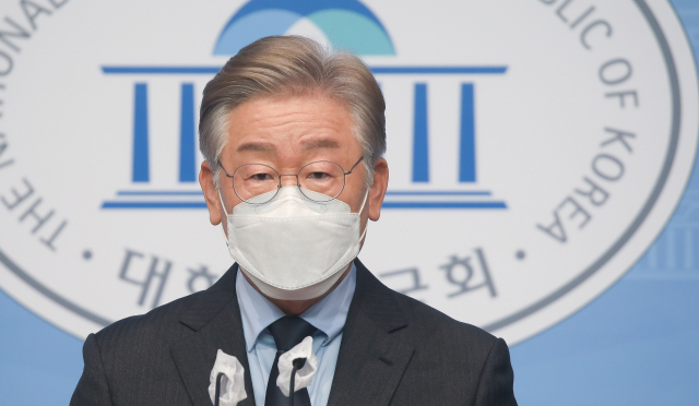 더불어민주당 대선 예비후보인 이재명 경기도지사가 8일 오전 서울 여의도 국회 소통관에서 열린 기자회견에서 