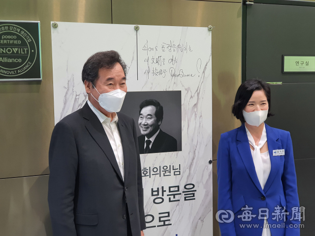 8월 8일 경북 포항 철강산업단지를 찾은 이낙연 전 더불어민주당 대표가 자신의 방문 환영판넬 앞에서 유지연 덱스퀘어 대표이사와 함께 기념촬영을 하고 있다. 신동우기자