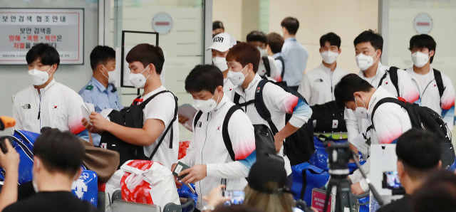 도쿄올림픽에 출전한 야구대표팀 선수들이 8일 오후 인천국제공항 제2여객터미널을 통해 귀국하고 있다. 연합뉴스