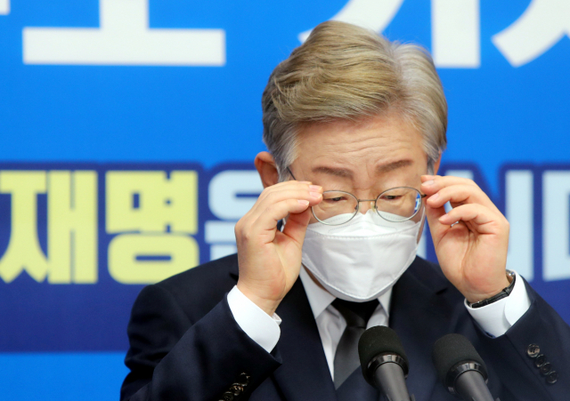 더불어민주당 대권 주자인 이재명 경기지사가 1일 전북도의회에서 열린 기자간담회에서 안경을 고쳐 쓰고 있다. 연합뉴스