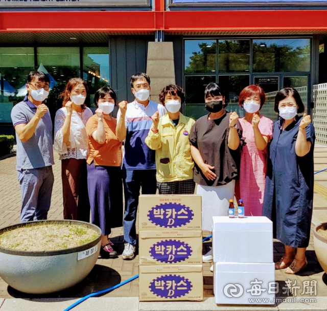 포항시어린이집연합회에서 포항시남구보건소를 방문해 코로나19 방역에 힘쓰고 있는 의료진들에게 위문 물품을 전달하고 있다. 포항시 제공