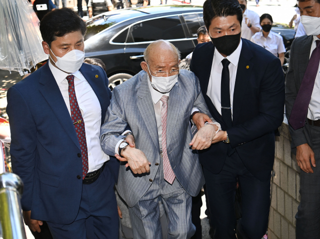5·18 광주 민주화운동 당시 군부의 헬기 사격 사실을 부정하며 목격자의 명예를 훼손한 혐의를 받는 전두환 전 대통령이 9일 오후 항소심 재판에 출석하기 위해 광주지방법원에 입장하고 있다. 전씨는 자신의 회고록에서 5·18 당시 헬기 사격을 목격했다고 증언한 고(故) 조비오 신부의 명예를 훼손한 혐의로 재판에 넘겨져 1심에서 징역 8개월에 집행유예 2년을 선고받았다. 연합뉴스