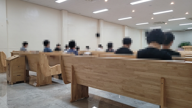 8일 한창 예배가 진행 중인 교회 안에서 신도들이 예배를 보고 있다. 최혁규 기자