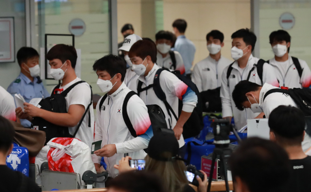 도쿄올림픽에 출전한 야구대표팀 선수들이 8일 오후 인천국제공항 제2여객터미널을 통해 귀국하고 있다. 프로야구는 10일부터 재개된다. 연합뉴스