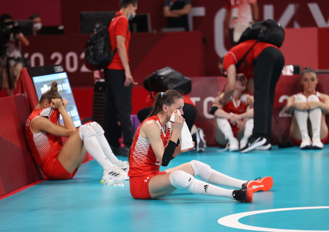 4일 일본 아리아케 아레나에서 열린 도쿄올림픽 여자 배구 8강 한국과 터키의 경기에서 한국에게 진 터키대표팀 선수들이 아쉬워하고 있다. 연합뉴스