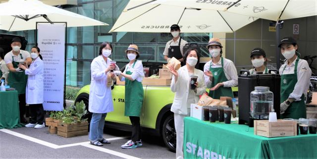 스타벅스가 8월 9일 서울 국립경찰병원을 방문해 약 200잔의 음료를 전달하며, 프리미엄 소형 자동차 브랜드 MINI 코리아와 협업한 