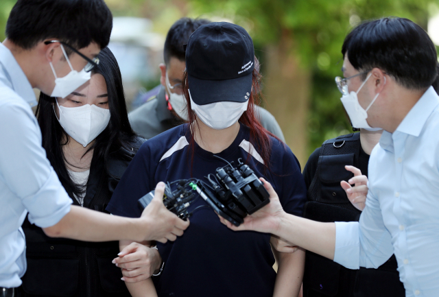남자친구를 만나러 집을 나가 외박을 한 사이 혼자 방치된 3살 딸을 숨지게 한 30대 엄마 A씨가 10일 오후 구속 전 피의자 심문(영장실질심사)을 받기 위해 인천시 미추홀구 인천지방법원으로 들어서고 있다. 연합뉴스