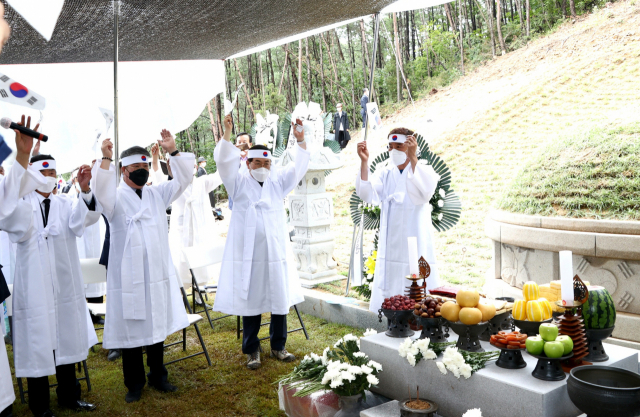 10일 경주서 열린 고헌 박상진 의사 서거 100주기 추모제에서 주낙영 경주시장(왼쪽 세 번째)을 비롯한 관계자들이 만세삼창을 외치고 있다. 경주시 제공
