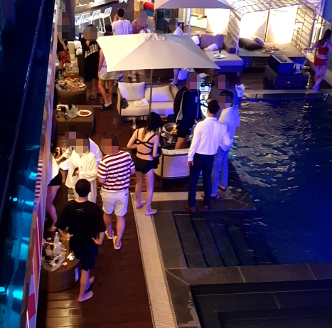 피서 절정기를 맞아 지난달 31일 저녁 강원 강릉시의 한 호텔에서 수십 명이 참가한 풀 파티가 진행되고 있다. 강릉시는 1일 이 호텔에 대해 영업정지 명령을 내렸다. 연합뉴스