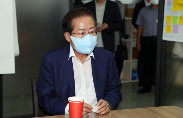 국민의힘 대권주자인 홍준표 의원이 6일 오후 대구경북디자인센터에서 열린 청년4.0포럼에서 특강을 하기에 앞서 포럼관계자들과 얘기를 나누고 있다. 연합뉴스