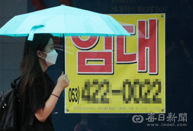 10일 대구 중구 동성로 상가에 임대 안내문이 곳곳에 붙어 있다. 성일권 기자 sungig@imaeil.com