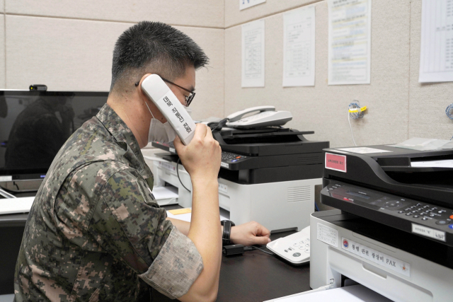 남북 간 통신연락선이 복원된 27일 오후 군 관계자가 서해지구 군 통신선을 활용해 시험통화를 하고 있다. 연합뉴스