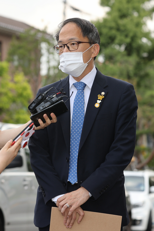 임성근 전 부장판사의 탄핵 심판 최종 변론기일인 10일 오후 서울 종로구 헌법재판소 앞에서 청구인인 국회 측 대리인 더불어민주당 박주민 의원이 취재진의 질문에 답하고 있다. 연합뉴스