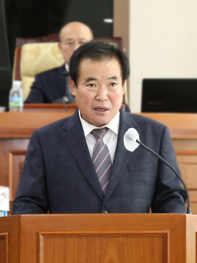 청송군의회 정례회에서 권태준 군의원이 발언을 하고 있다. 청송군의회 제공