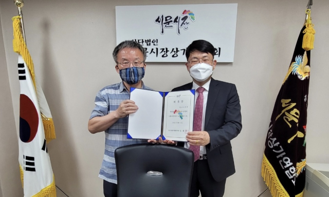 서문시장상가연합회는 11일 위촉식을 열고 도태우 변호사를 이곳 시장 최초의 법률자문위원으로 위촉했다. 도 변호사는 내달 6일부터 매월 첫주 월요일 오후 3시부터 4시 30분까지 서문시장상가연합회 사무실에서 무료 법률상담을 한다.