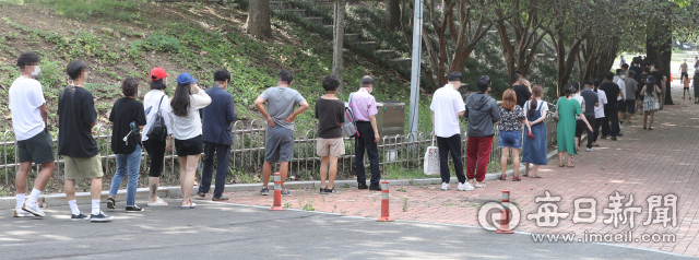 11일 오후 대구 두류공원 코로나19 임시선별검사소에서 많은 시민들이 코로나19 검사를 받기 위해 줄지어 순서를 기다리고 있다. 성일권 기자 sungig@imaeil.com