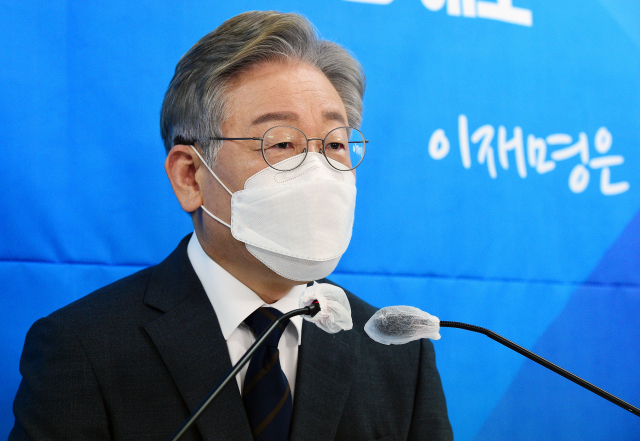 더불어민주당 대선 예비후보인 이재명 경기도지사 가 10일 오전 서울 여의도 한 빌딩에서 화상 기자회견을 통해