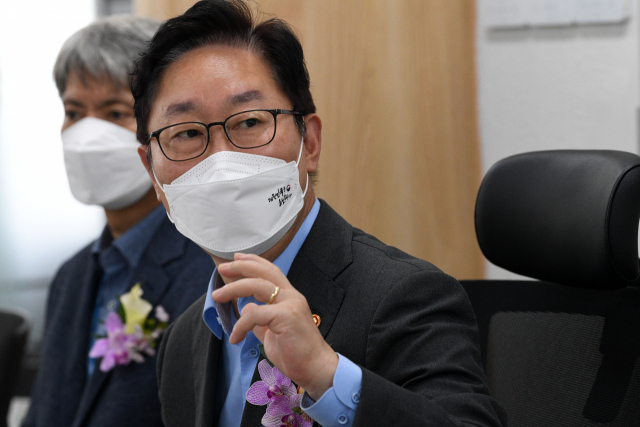 박범계 법무부 장관이 11일 오전 서울 김포공항 출입국외국인사무소 전자여행허가센터(K-ETA)를 방문해 전자여행허가제 절차에 대한 부연설명을 취재진에게 하고 있다. 연합뉴스