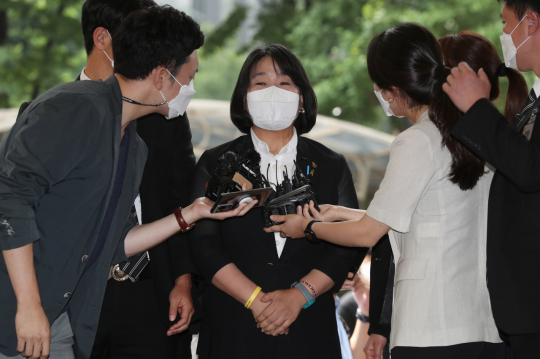 정의기억연대 후원금 유용 혐의 등으로 기소된 무소속 윤미향 의원이 11일 오후 첫 공판이 열리는 서울서부지법 형사합의11부 법정으로 향하고 있다. 연합뉴스