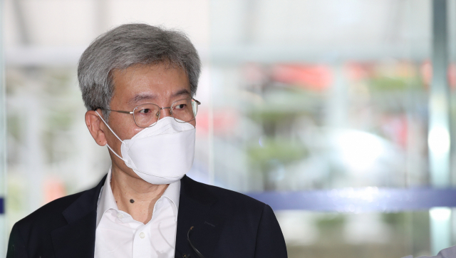 금융위원장으로 내정된 고승범 한국은행 금융통화위원이 지난 6일 오전 인사청문회 준비 사무실이 마련된 서울 예금보험공사로 출근하고 있다. 연합뉴스