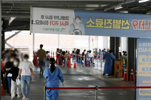 전날 전국의 코로나19 확진자가 2천명을 넘어선 11일 오후 광주 북구보건소 선별진료소에 코로나19 진단 검사를 받으려는 시민들의 방문이 이어지고 있다. 연합뉴스