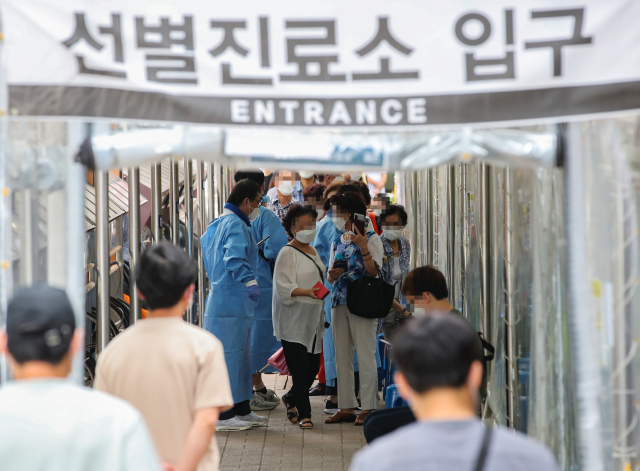 신종 코로나바이러스 감염증(코로나19) 신규 확진자가 코로나19 사태 후 최다인 2,223명을 기록한 11일 오전 서울 관악구 관악구보건소에서 시민들이 검사를 받기 위해 대기하고 있다. 연합뉴스
