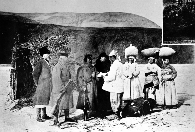 올 해는 만주망명 110주년을 맞는 해이다. 경상북도독립운동기념관은 110주년을 기념해 만주망명 특별 기획전을 마련한다. 사진은 서간도로 이주하는 한인들을 검문하는 모습. 경상북도독립운동기념관 제공