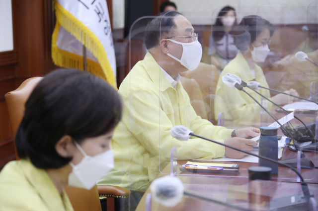 홍남기 경제부총리가 12일 정부서울청사에서 열린 제43차 비상경제 중앙대책본부 회의를 주재하며 발언하고 있다. 연합뉴스