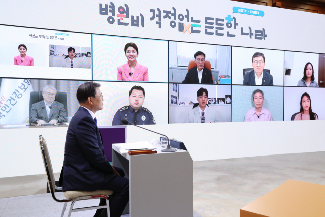 문재인 대통령이 12일 청와대 본관에서 화상을 통해 열린 건강보험 보장성 강화대책 4주년 성과 보고대회에서 도쿄올림픽 태권도 동메달리스트 인교돈 선수의 보장성 강화 수혜 사례 발표를 경청하고 있다. 연합뉴스
